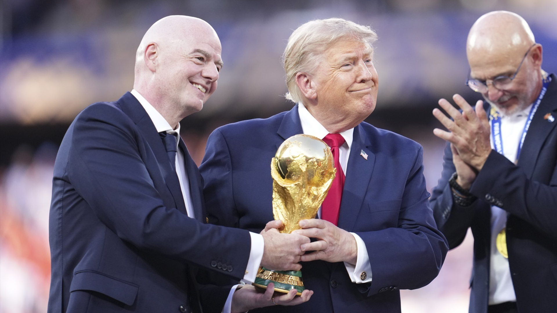 Gianni Infantino y Donald Trump, con el trofeo de la Copa del Mundo Gianni Infantino y Donald Trump, con el trofeo de la Copa del Mundo