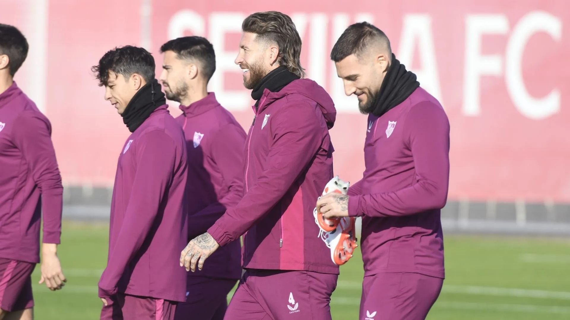 Gudelj, Suso y Sergio Ramos, entrenando con el Sevilla