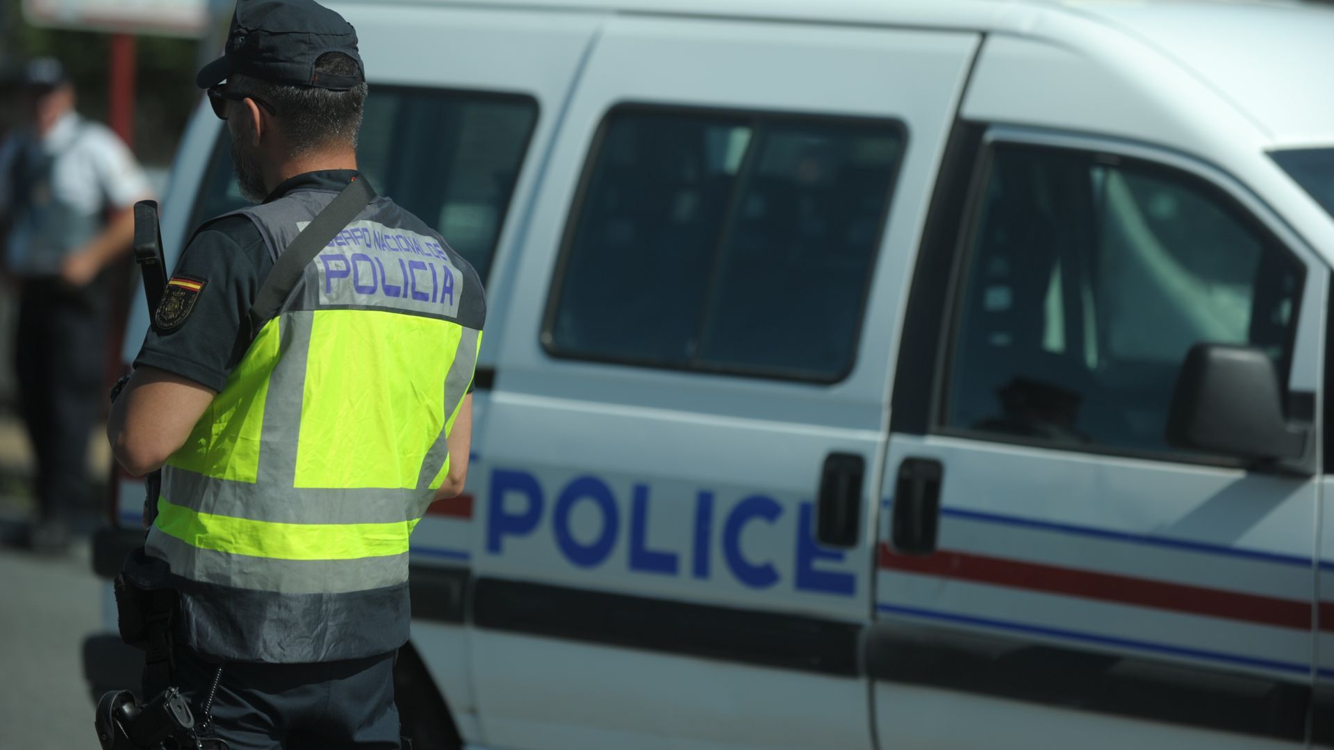 Imagen de archivo de un agente de la Policía Nacional en el control de seguridad de la Policía Nacional en el Puente de Behobia Imagen de archivo de un agente de la Policía Nacional en el control de seguridad de la Policía Nacional en el Puente de Behobia