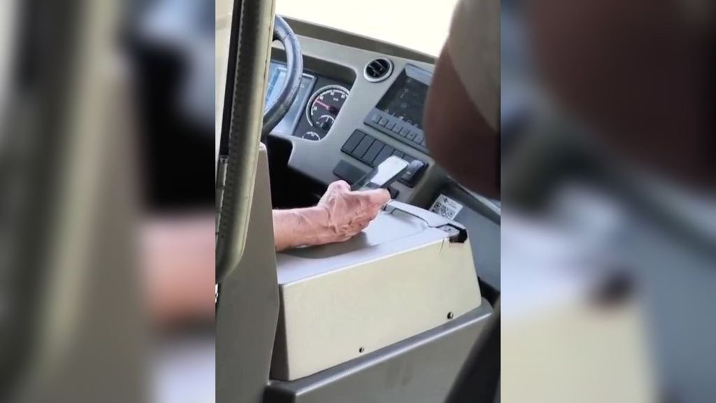 Investigan a un conductor de autobús en Huelva por usar el teléfono móvil al volante
