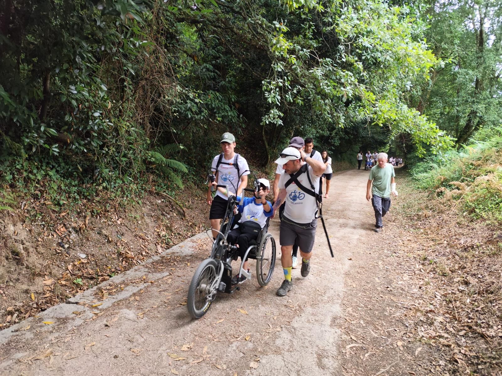 Izan y su padre recorriendo el camino hacia Santiago