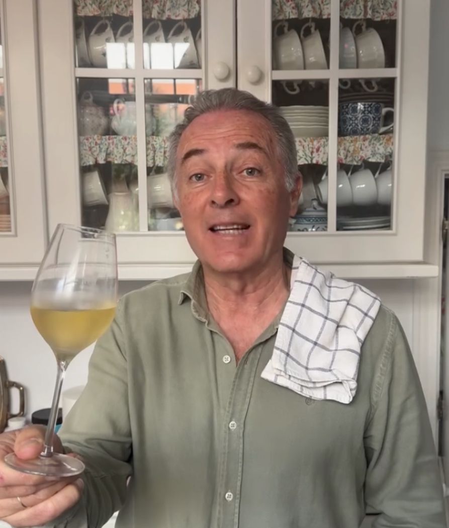 José Manuel Soto en la cocina de su piso en Sevilla