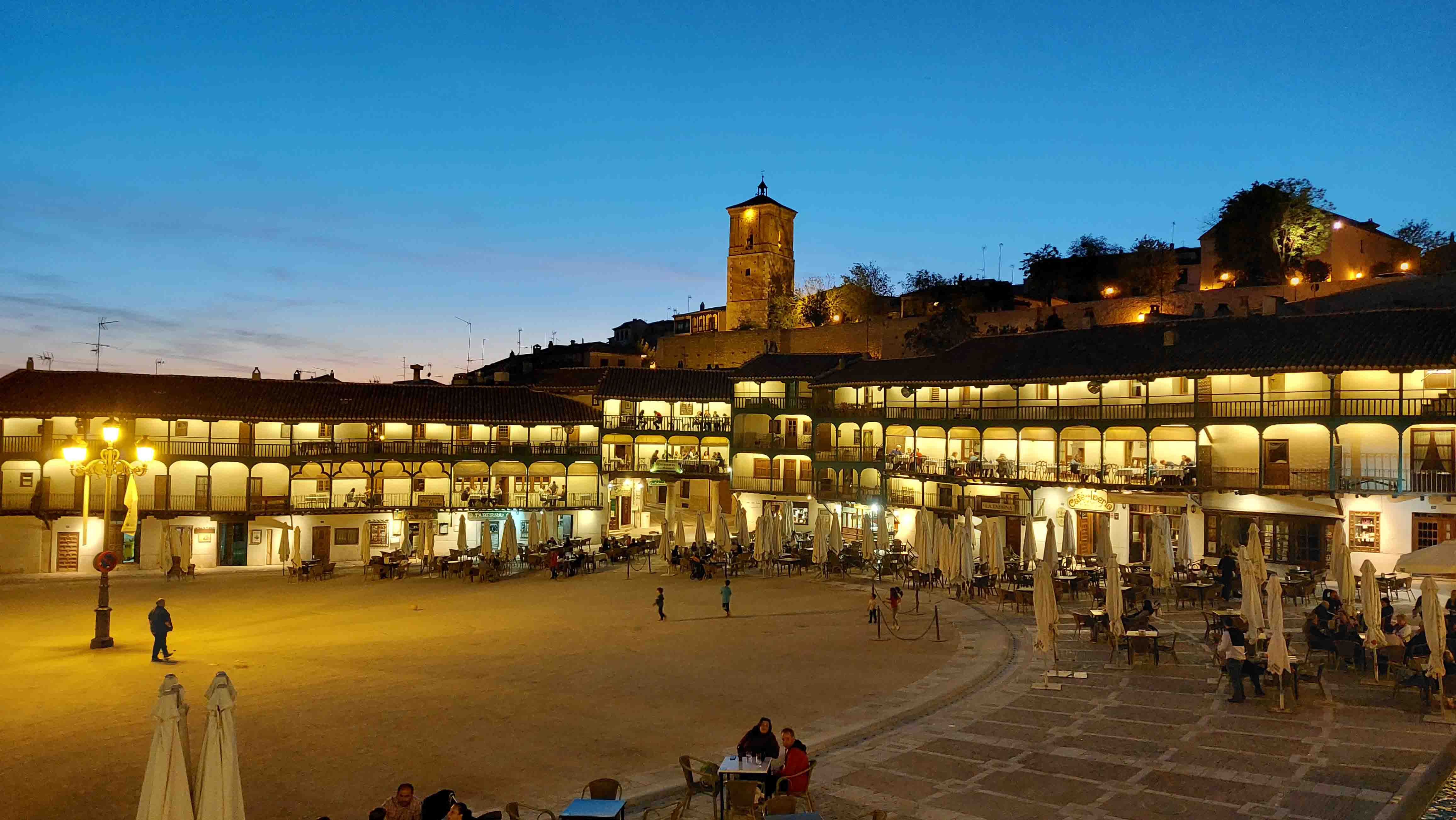 La Plaza Mayor de Chinchón, al atardecer