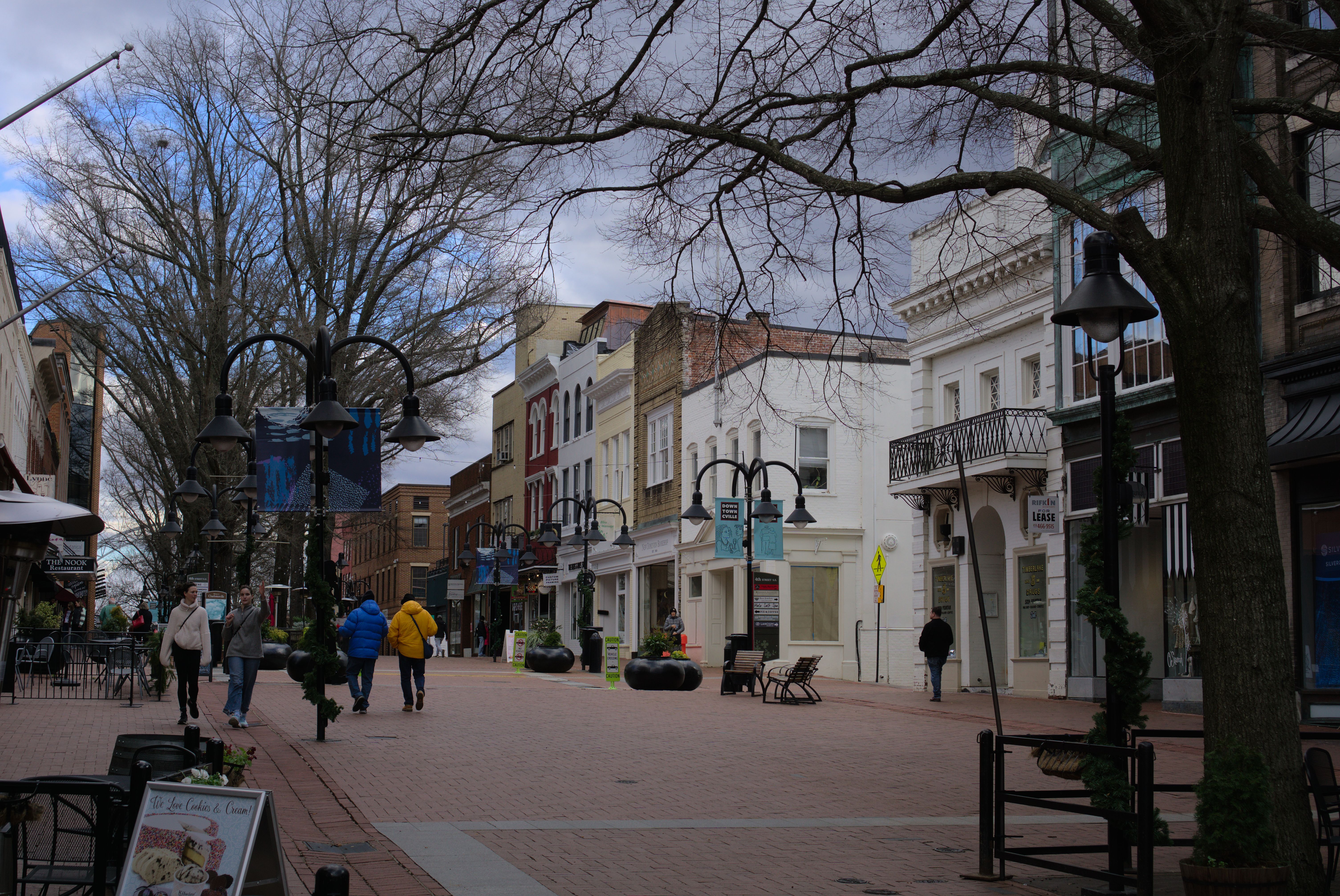 Una de las calles del centro de Charlottesville