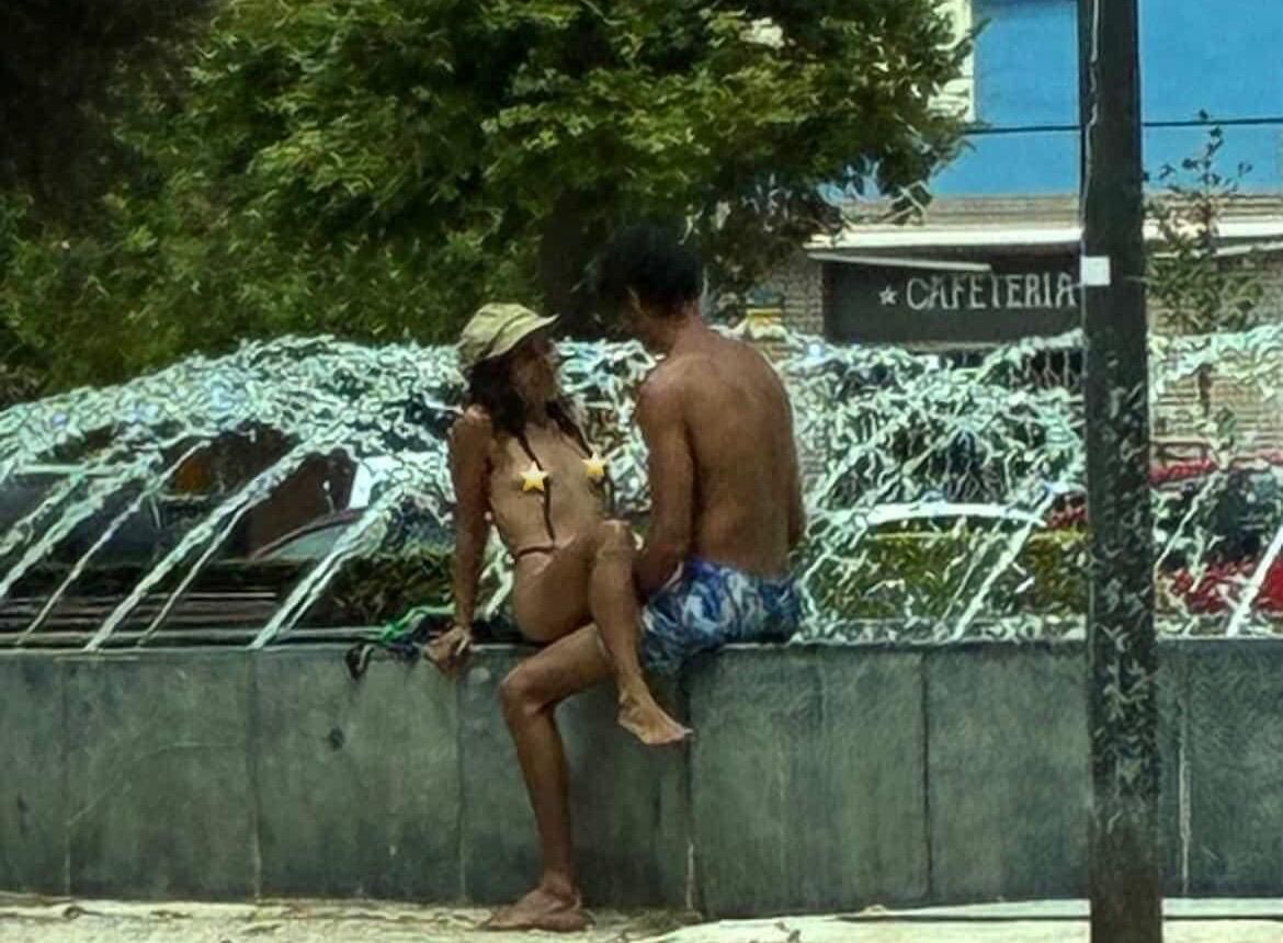 Una turista sentada en una fuente de la céntrica avenida de Blasco Ibáñez
