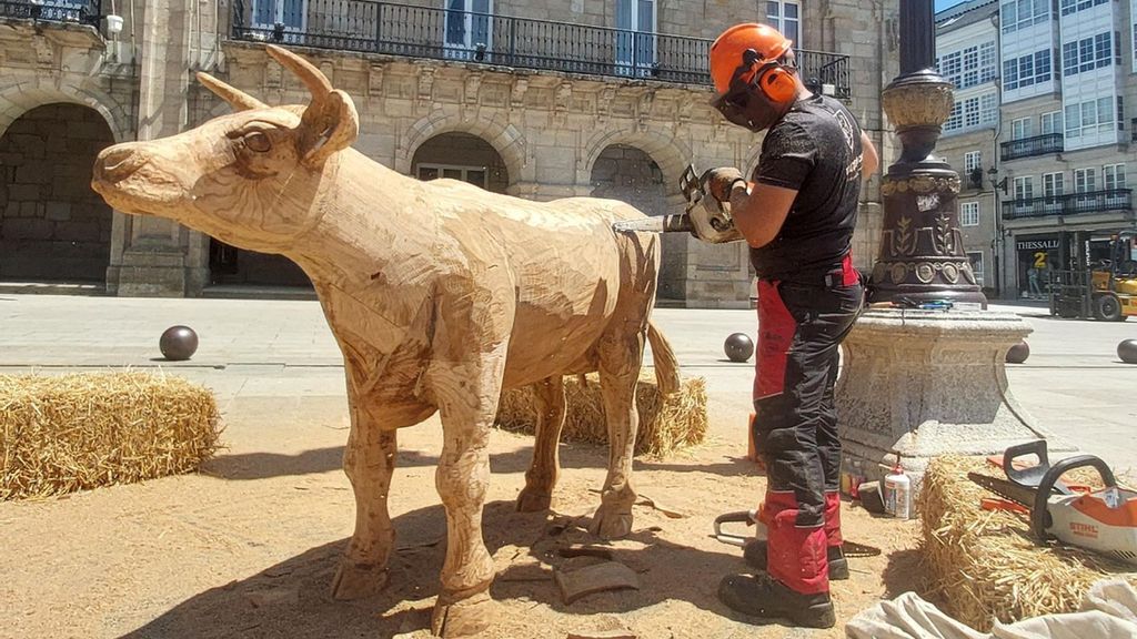 Yosi, el "susurrador de troncos" de Moaña que los convierte en obras de arte con una motosierra: "Llama mucho la atención"
