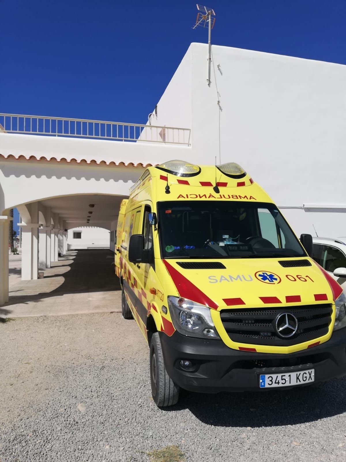 https://album.mediaset.es/eimg/2026/07/23/ambulancia-del-samu-061-en-formentera_5a9e.jpg