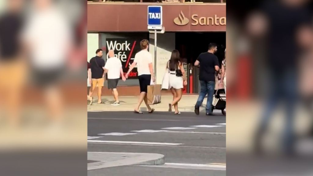Anthony Gordon pasea por el centro de Barcelona y nadie le reconoce