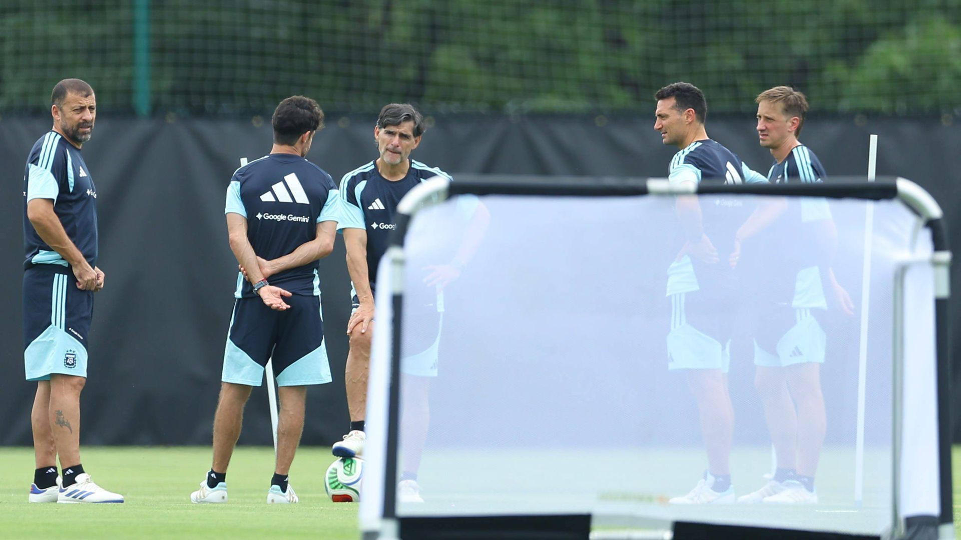 Ayala, al fondo, junto al resto del cuerpo técnico de Argentina. Ayala, al fondo, junto al resto del cuerpo técnico de Argentina.