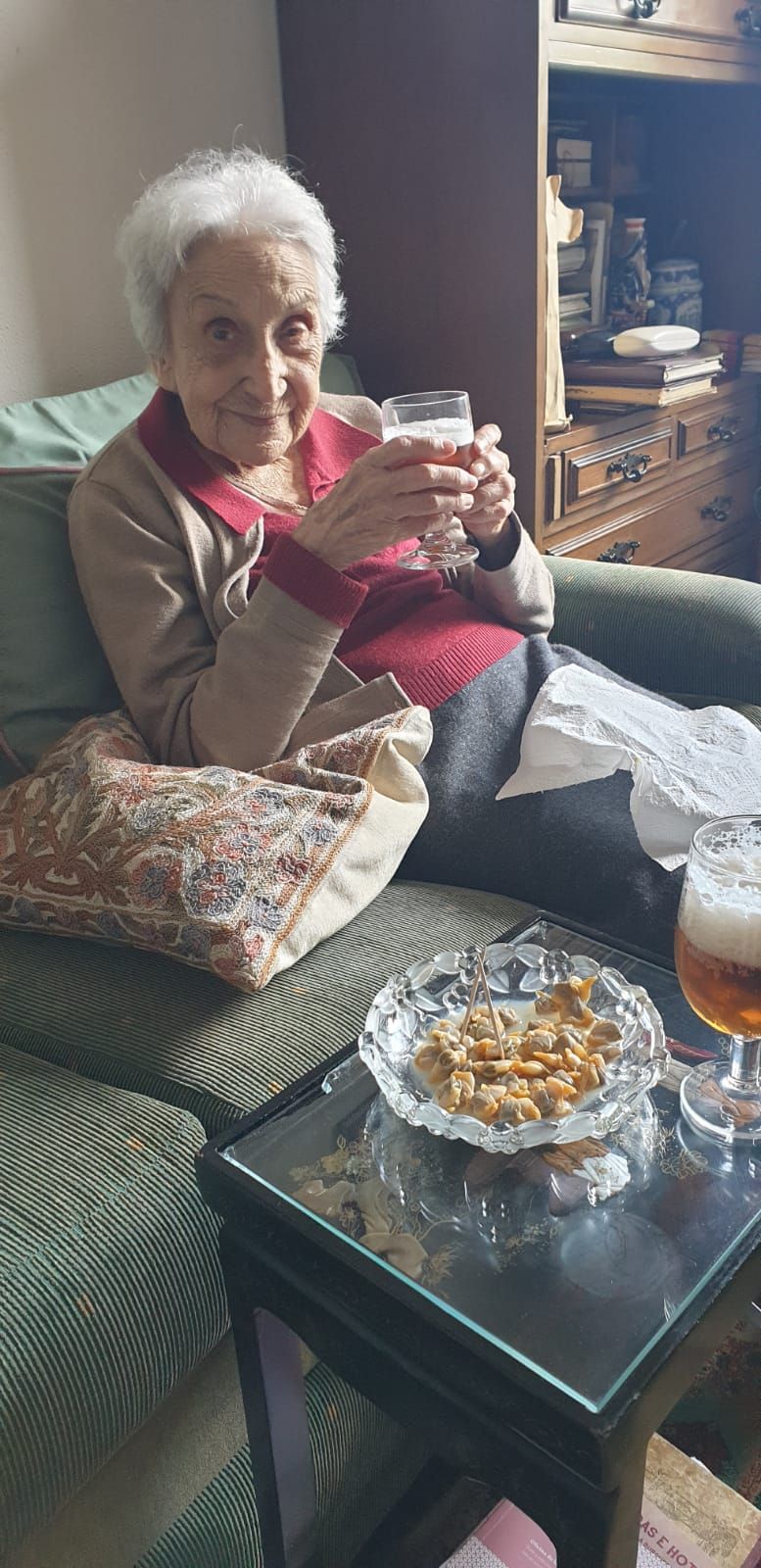 Carmela Canido tomando el aperitivo con 104 años