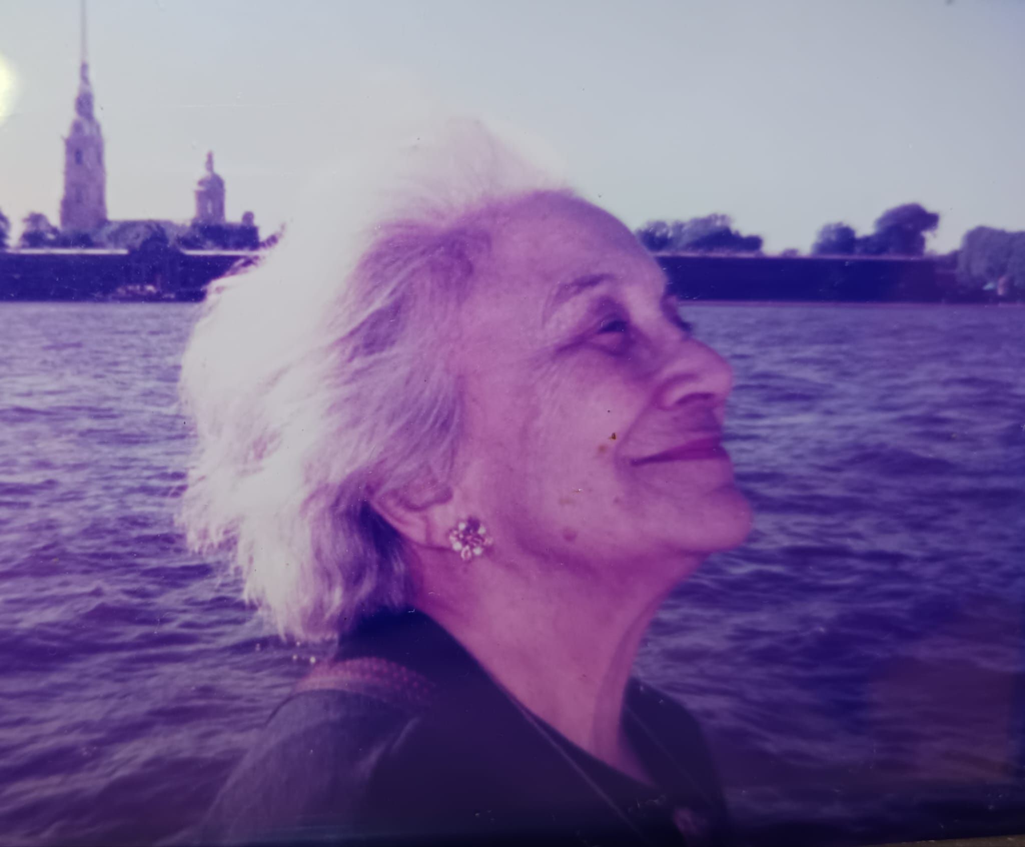 Carmela en un viaje realizado a sus 80 años