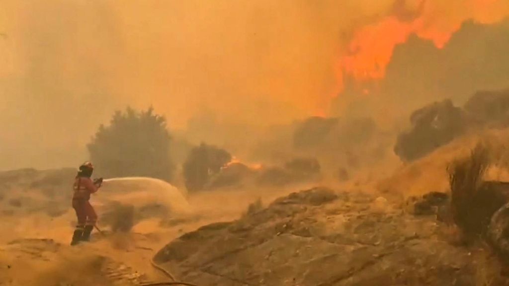 Desalojadas 1.500 personas en Ávila por un incendio "virulento" que avanza muy rápido