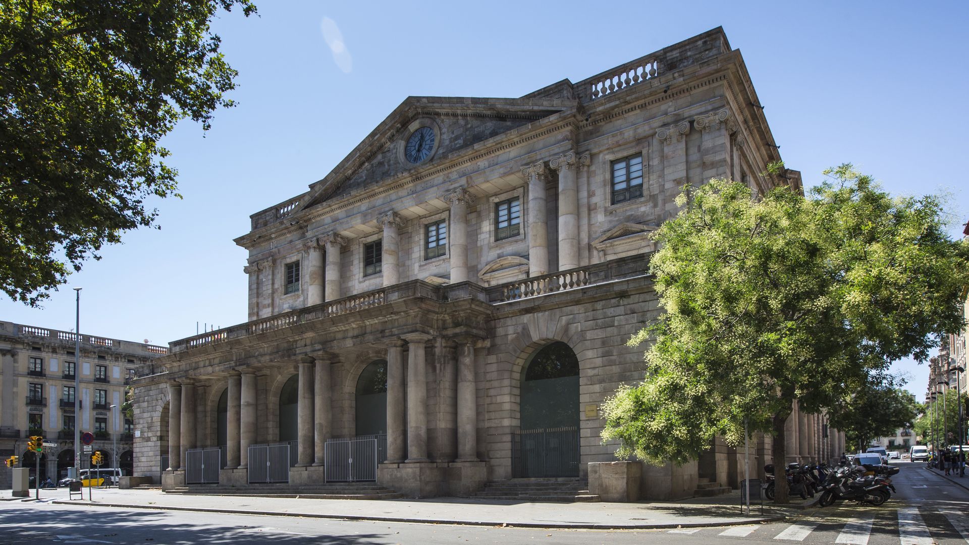 El edificio está situado en Pla de Palau de Barcelona