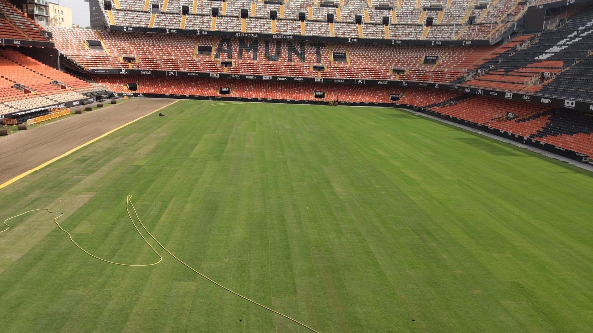 El nuevo césped de Mestalla ya está listo