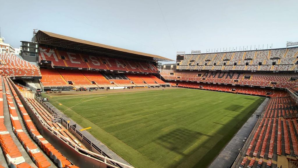 Llega el último césped de Mestalla