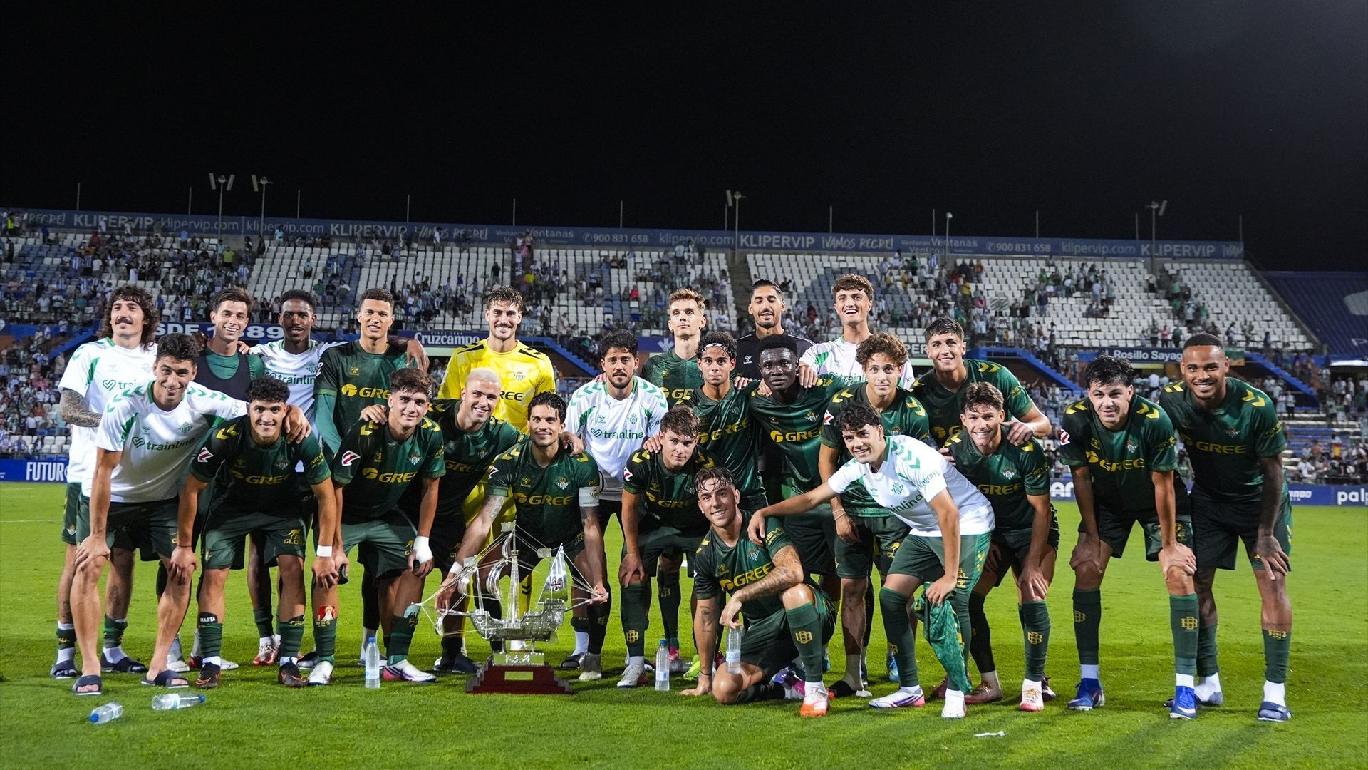 Los jugadores del Betis posan con el Trofeo Colombino