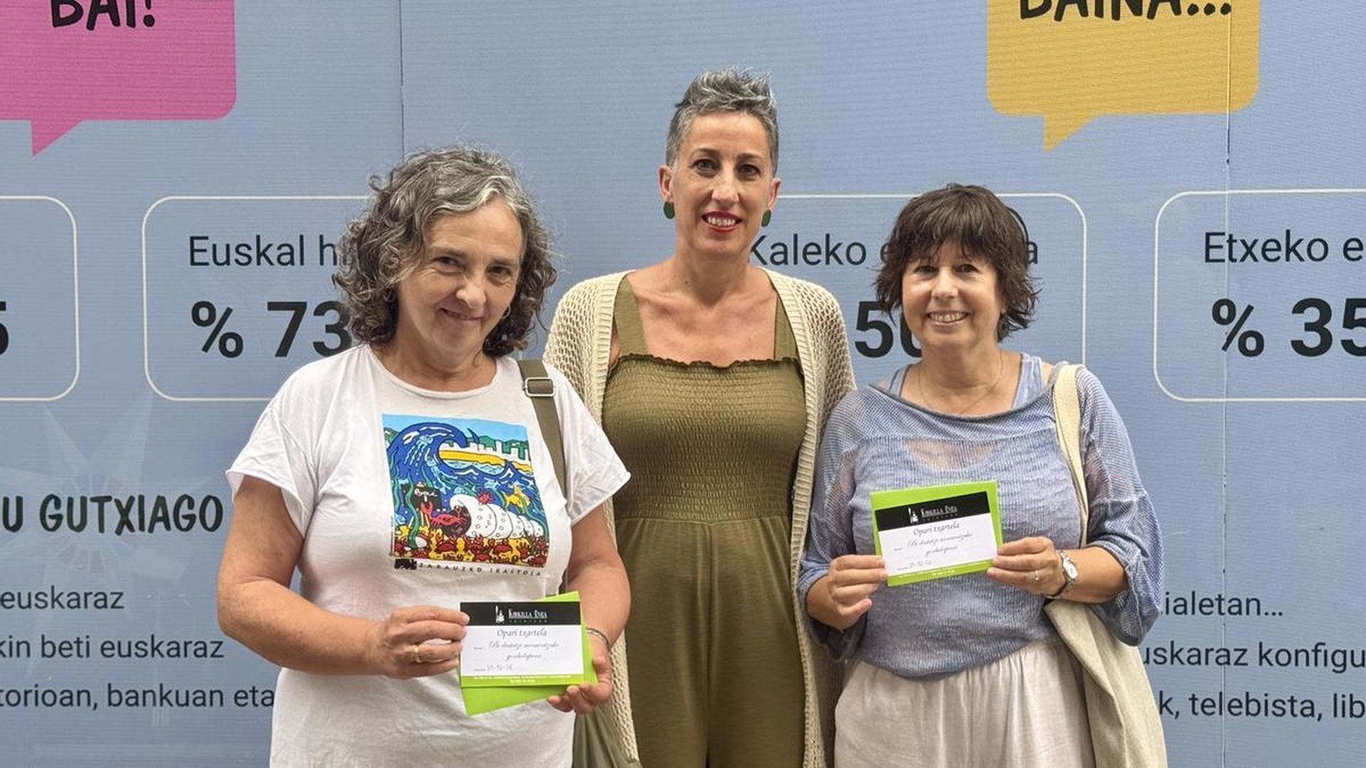 Irune Urbieta junto a las premiadas. Irune Urbieta junto a las premiadas.