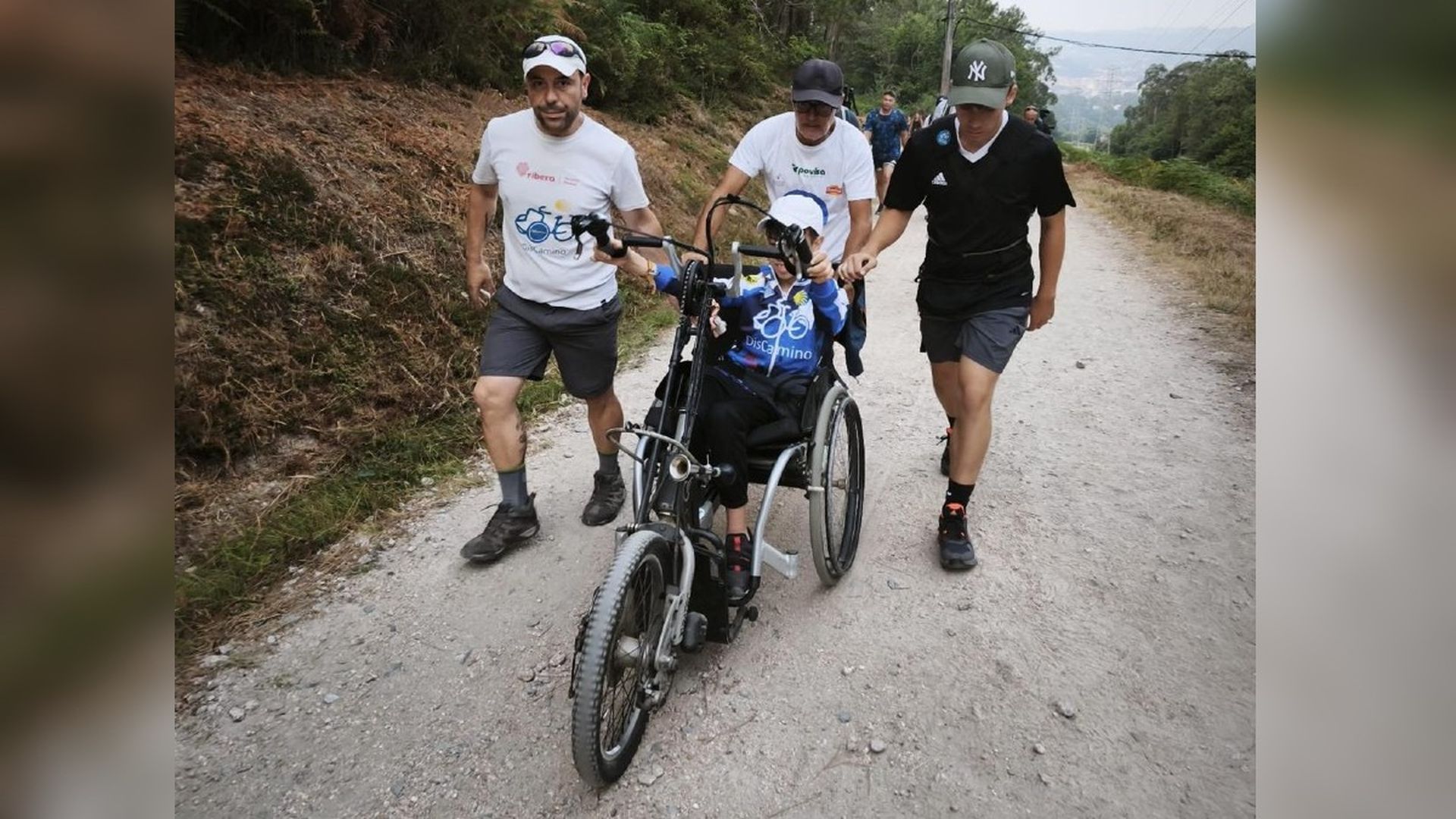 Izan Castro junto a su padre y miembros de Discamino, durante el recorrido Izan Castro junto a su padre y miembros de Discamino, durante el recorrido