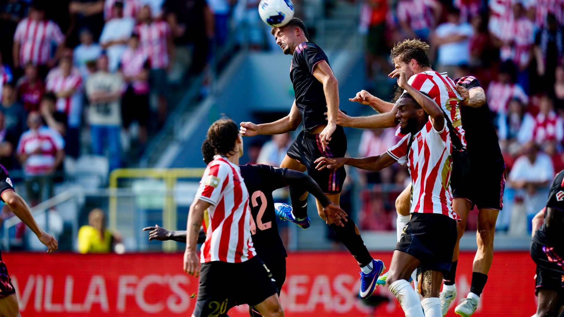 Kike Salas, ante el Cracovia