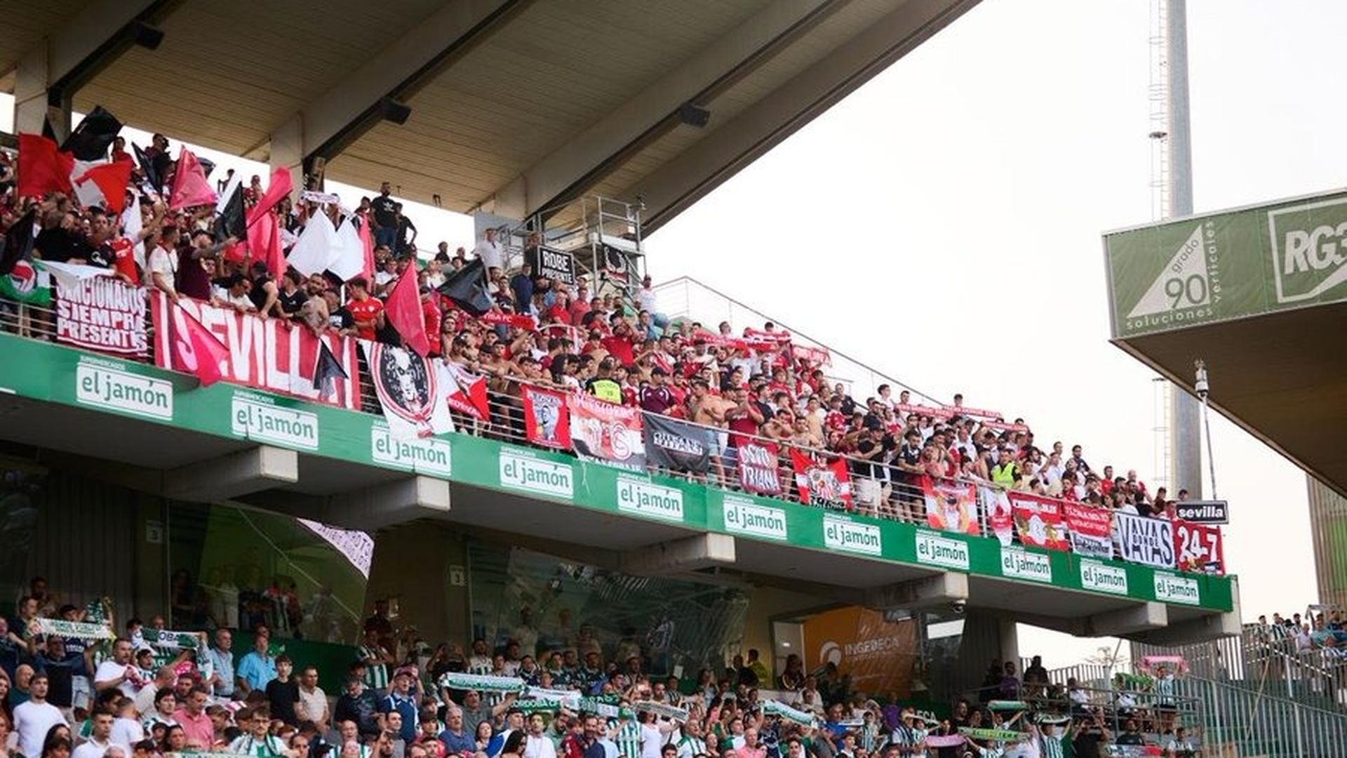 La afición sevillista, en el Córdoba-Sevilla La afición sevillista, en el Córdoba-Sevilla
