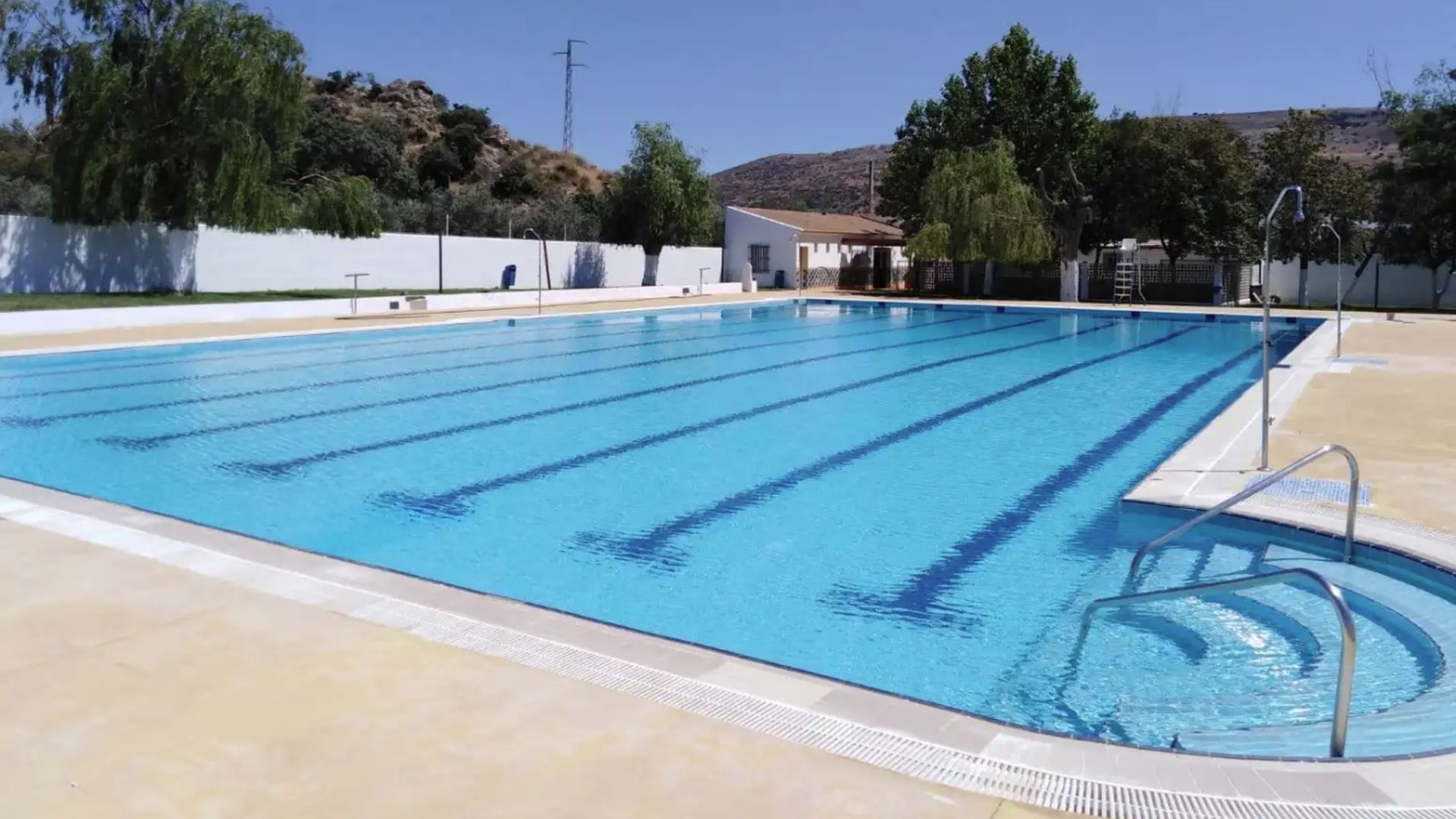 La piscina de agua salada con propiedades de balneario y por menos de 3 euros la entrada de un pueblo Málaga La piscina de agua salada con propiedades de balneario y por menos de 3 euros la entrada de un pueblo Málaga