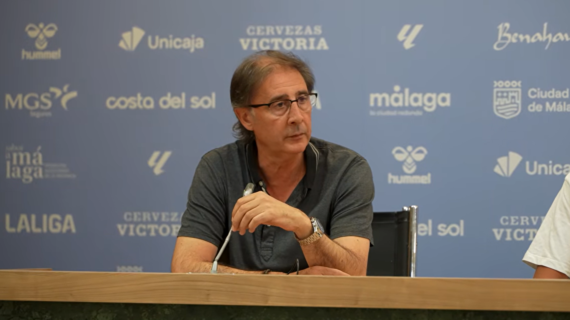 Loren Juarros, en rueda de prensa del Málaga Loren Juarros, en rueda de prensa del Málaga