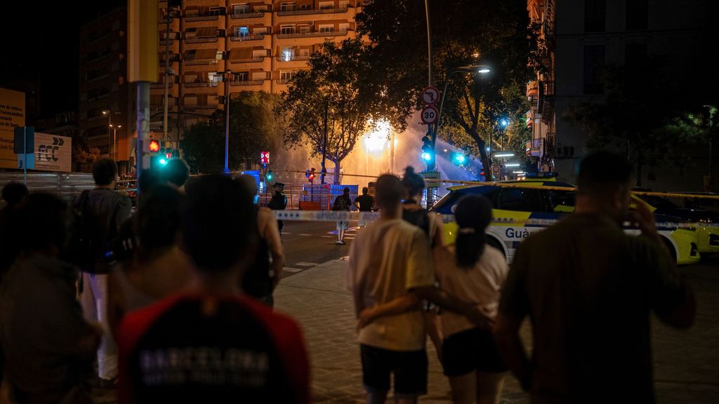 Ocho heridos en una potente deflagración por una fuga de gas en una estación de metro en obras en la plaza de Sants, Barcelona