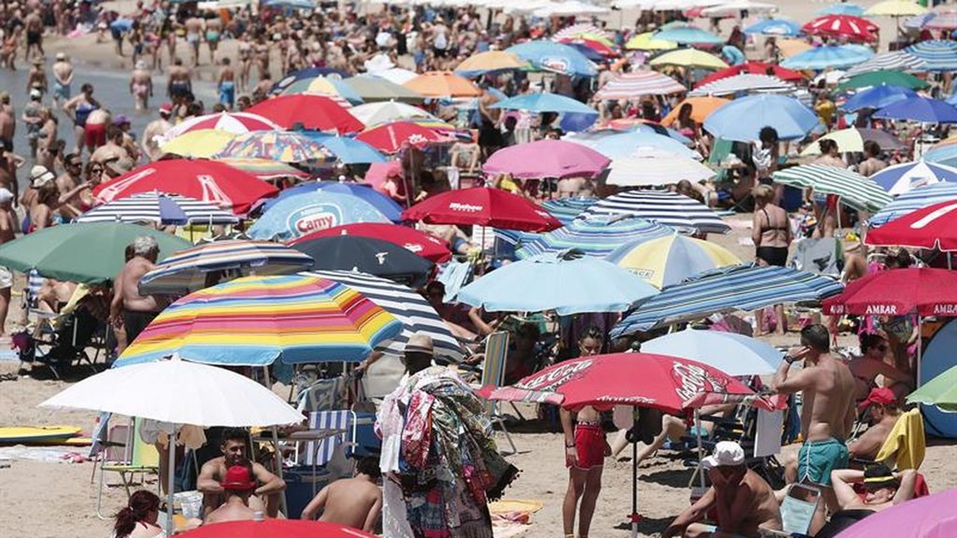 Pelea de sombrillas en la playa de Cullera