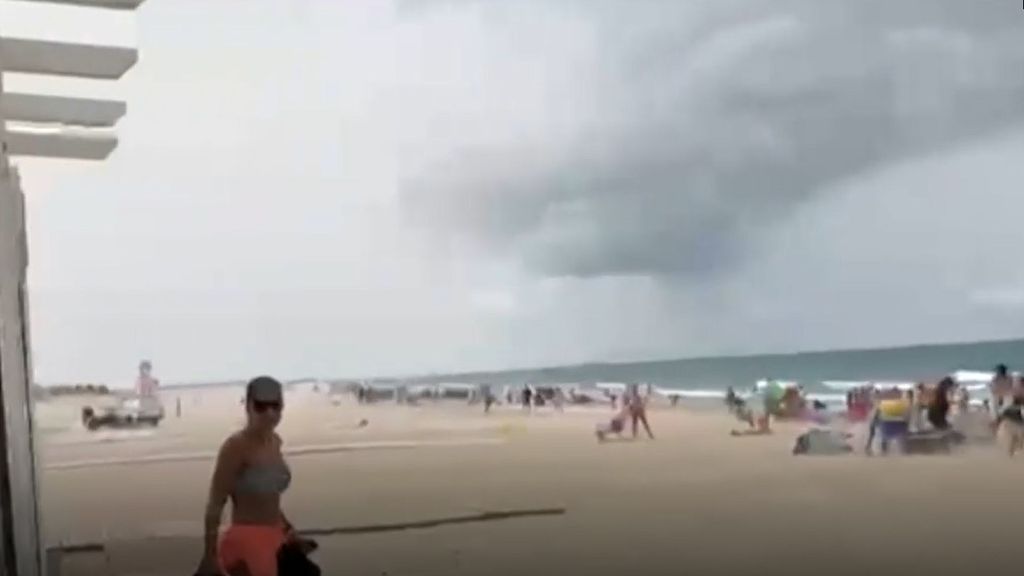Susto en las playas de Cádiz por la aparición de una galerna que obliga a los bañistas a refugiarse