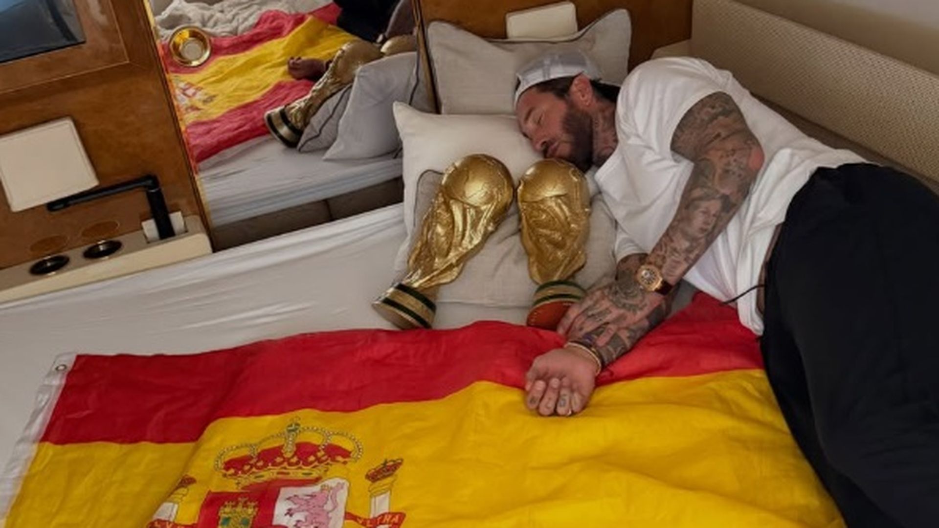 Sergio Ramos duerme con las dos Copas del Mundo en el avión. Sergio Ramos duerme con las dos Copas del Mundo en el avión.