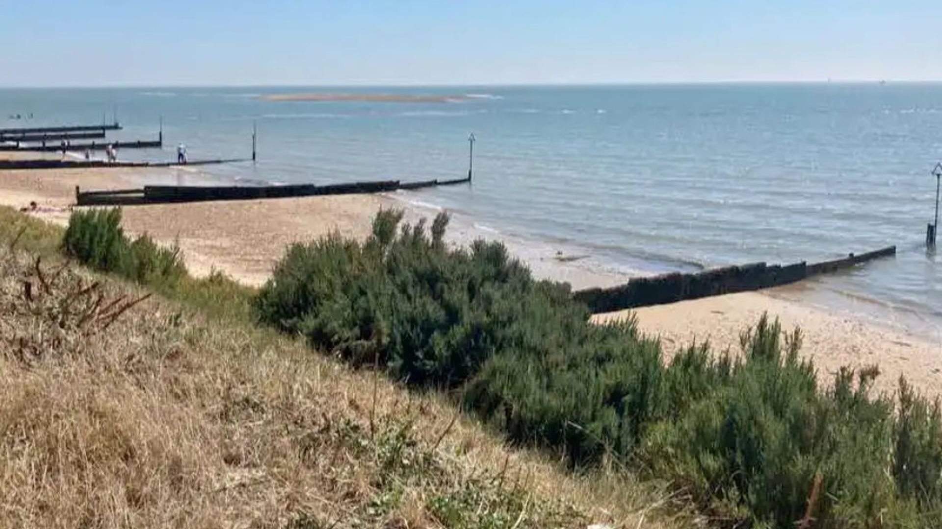 Una maestra y su hija mueren tras intentar ayudar a un niño de siete años en una playa de Essex Una maestra y su hija mueren tras intentar ayudar a un niño de siete años en una playa de Essex