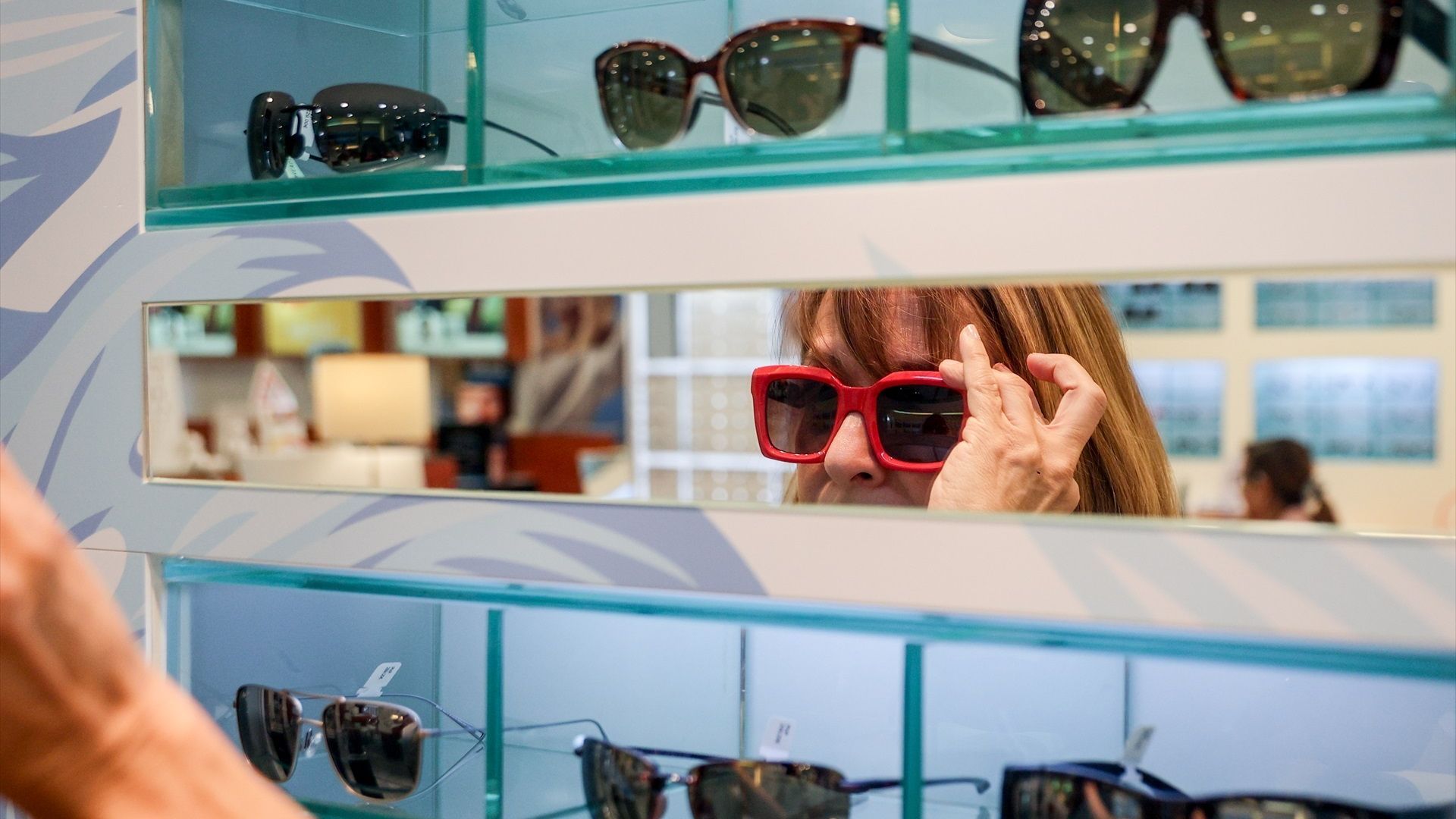Una mujer se prueba unas gafas de sol Una mujer se prueba unas gafas de sol