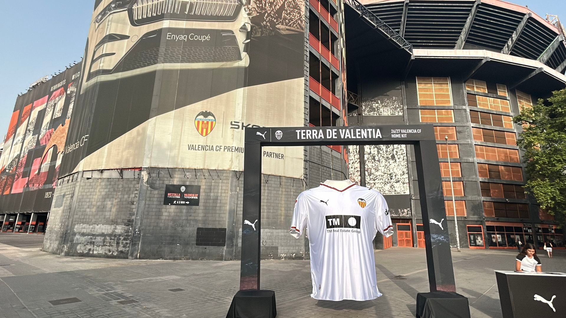 Camiseta enorme del Valencia CF junto a Mestalla