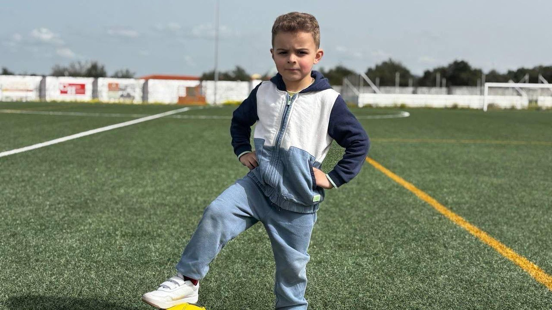 Diego posa con un balón en Alcuéscar