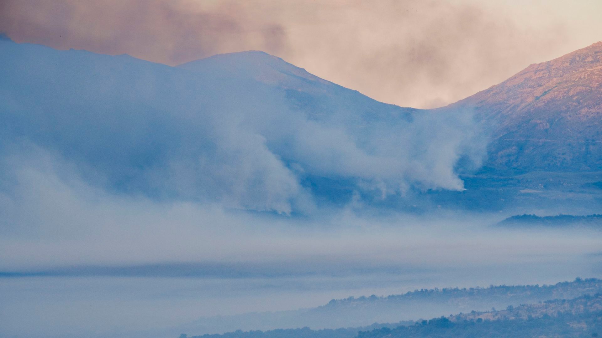 El alcalde de El Tiemblo, Ávila, ante el imparable avance de los incendios que asolan a la región: "Es pavoroso ver que el infierno existe" El alcalde de El Tiemblo, Ávila, ante el imparable avance de los incendios que asolan a la región: "Es pavoroso ver que el infierno existe"
