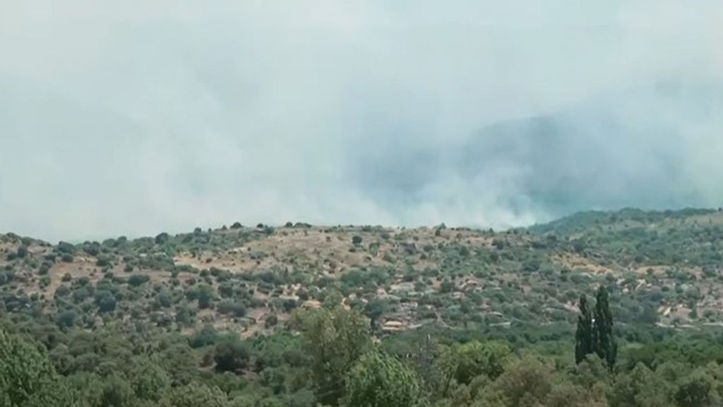 El fuego de Burgohondo se extiende por Ávila y avanza de forma inminente a Madrid: el viento aviva las llamas y provoca más desalojos