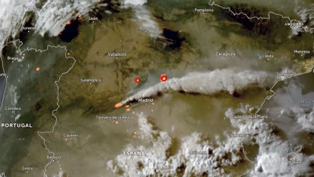 El penacho de humo de los incendios de Madrid y Ávila alcanza el Mediterráneo y deja una enorme columna visible a cientos de kilómetros