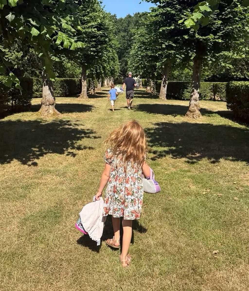 El príncipe Harry llevando un ramo de flores junto a sus hijos en la casa de la infancia de Lady Di y donde descansan sus restos