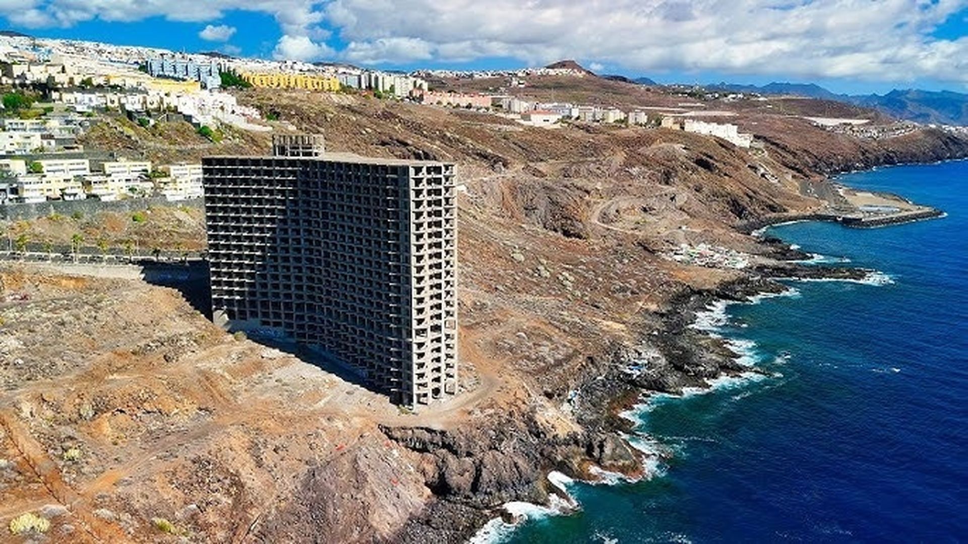 Hotel abandonado en el litoral de Añaza, Tenerife Hotel abandonado en el litoral de Añaza, Tenerife