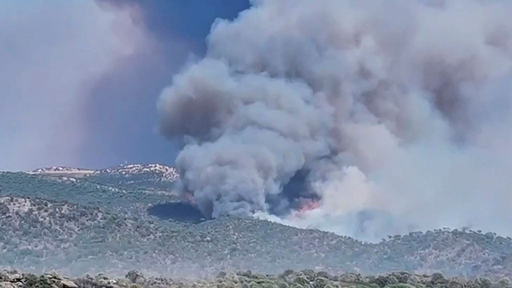 La fusión de los dos incendios de Madrid provoca una llama gigante que el viento empuja hacia San Lorenzo de El Escorial