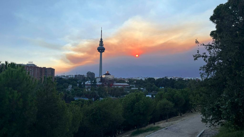 Los vecinos ven con horror cómo los fuegos de Madrid se unen en uno solo en el peor incendio de su historia
