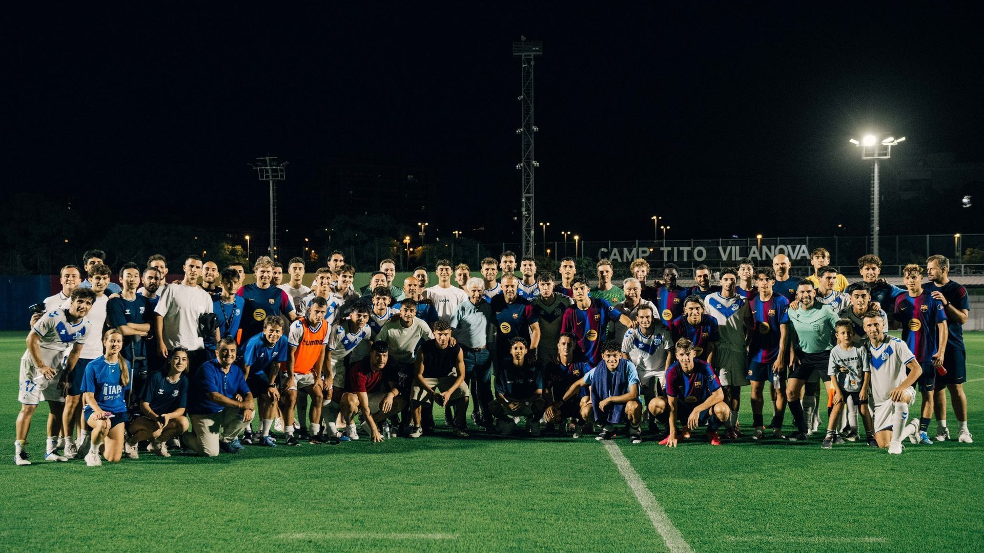 Los jugadores del Barça y del Europa posan tras el partido Los jugadores del Barça y del Europa posan tras el partido