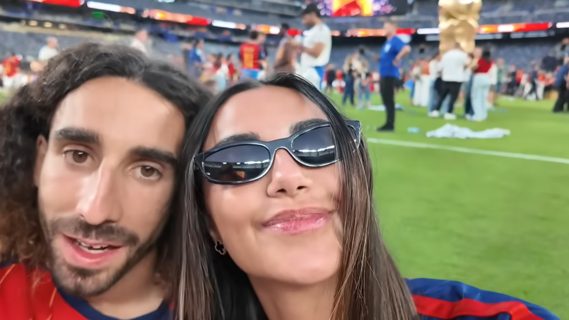 Marc Cucurella y Claudia Rodríguez celebran la victoria sobre el césped