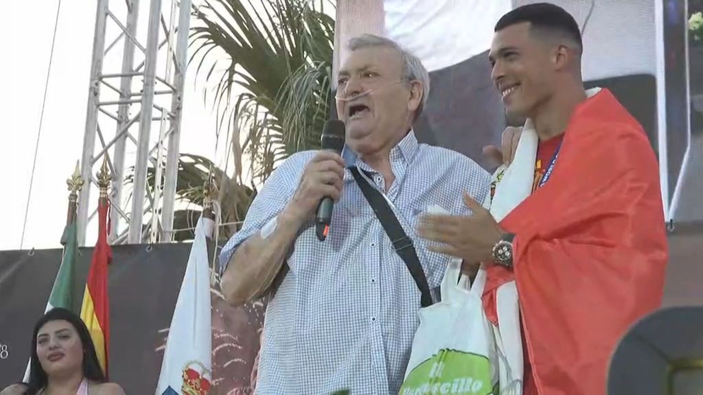 El detalle de Pedro Porro con su abuelo: le regaló la medalla de campeones delante de sus paisanos