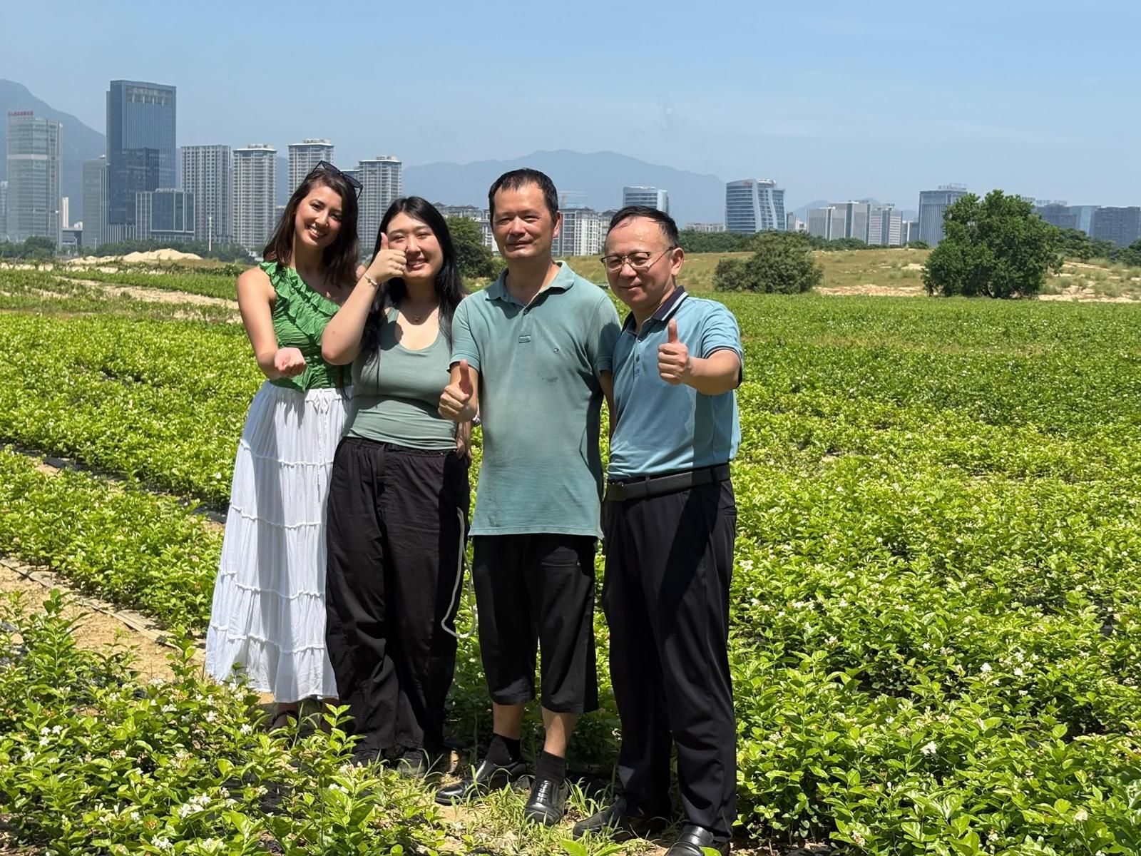 Susan Chen y Diana Chen descubriendo las plantaciones de café y té en China
