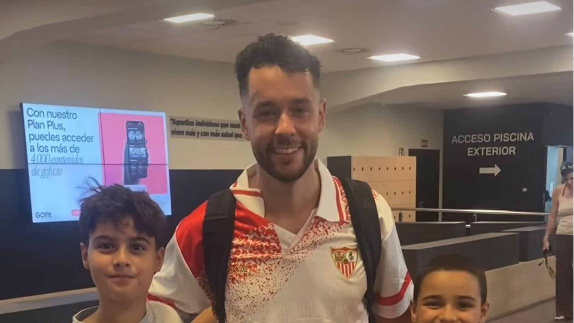 The Grefg, junto a dos aficionados, con la camiseta del Sevilla The Grefg, junto a dos aficionados, con la camiseta del Sevilla