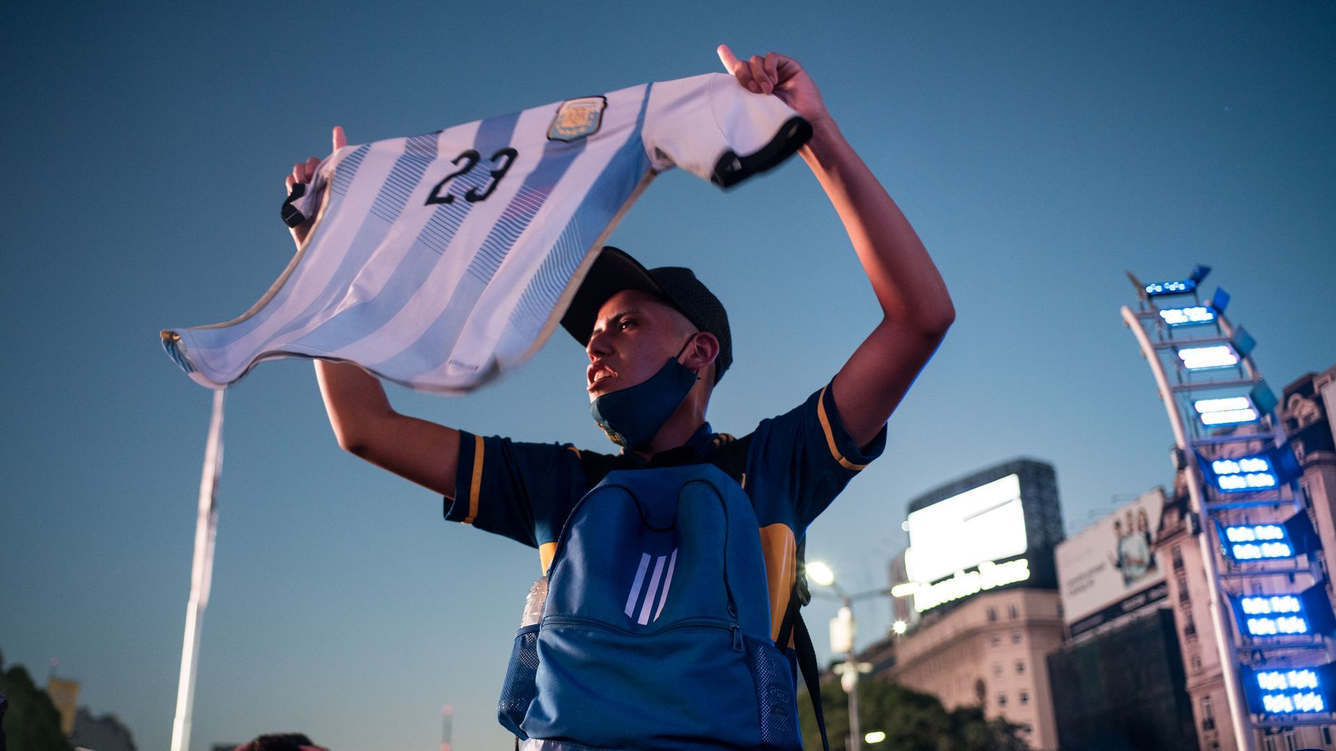 Un hombre sostiene una camiseta de la selección argentina de fútbol en Buenos Aires Un hombre sostiene una camiseta de la selección argentina de fútbol en Buenos Aires