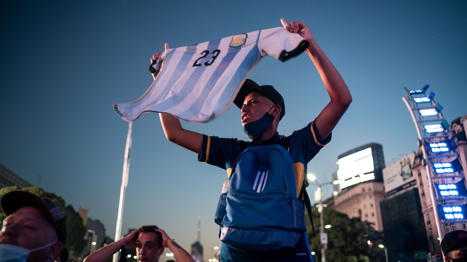 Un hombre sostiene una camiseta de la selección argentina de fútbol en Buenos Aires Un hombre sostiene una camiseta de la selección argentina de fútbol en Buenos Aires