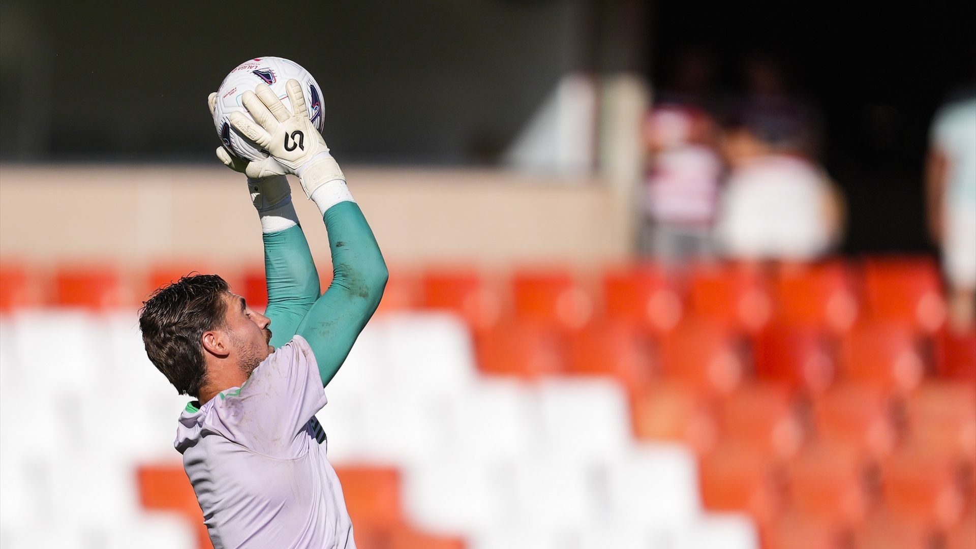 Diego Conde, calentando antes del Granada-Betis