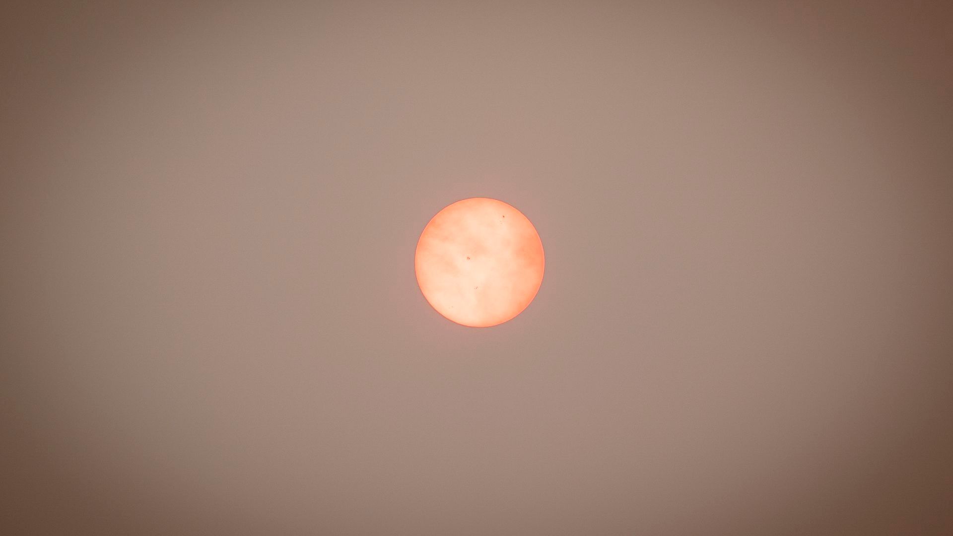 EuropaPress_7687086_cielo_sol_cubiertos_humo_puesto_mando_avanzado_zona_afectada_incendios EuropaPress_7687086_cielo_sol_cubiertos_humo_puesto_mando_avanzado_zona_afectada_incendios